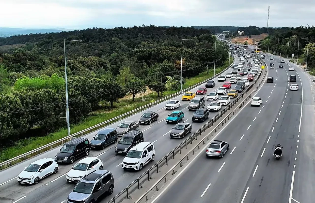 İstanbul'da her yer boş kaldı, trafik yoğunluğu yüzde 1'i gördü! Yalnızca tek bölgede trafik kilitlendi