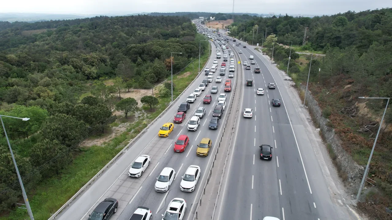 İstanbul'da her yer boş kaldı, trafik yoğunluğu yüzde 1'i gördü! Yalnızca tek bölgede trafik kilitlendi