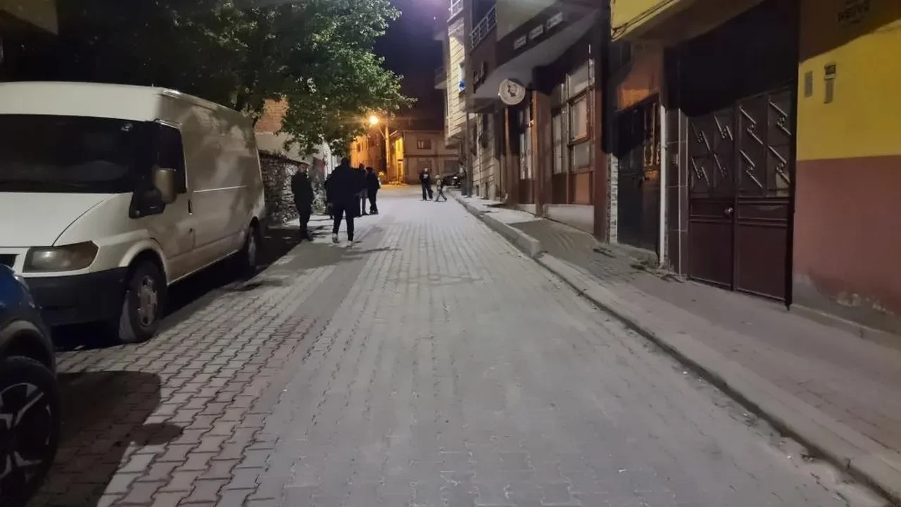 Kütahya'da gece yarısı peş peşe deprem! Vatandaşlar sokağa döküldü