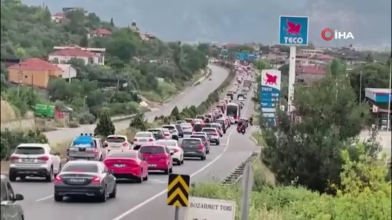 Muğla’da kilometrelerce bayram kuyruğu! Trafik durma noktasına geldi, sürücüler ilerleyemiyor