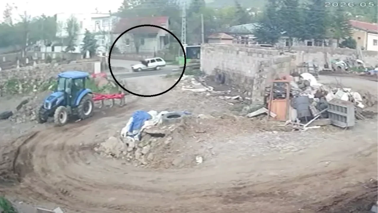 Otobüsten indiği gibi otomobil çarptı! Feci kaza kamerada 