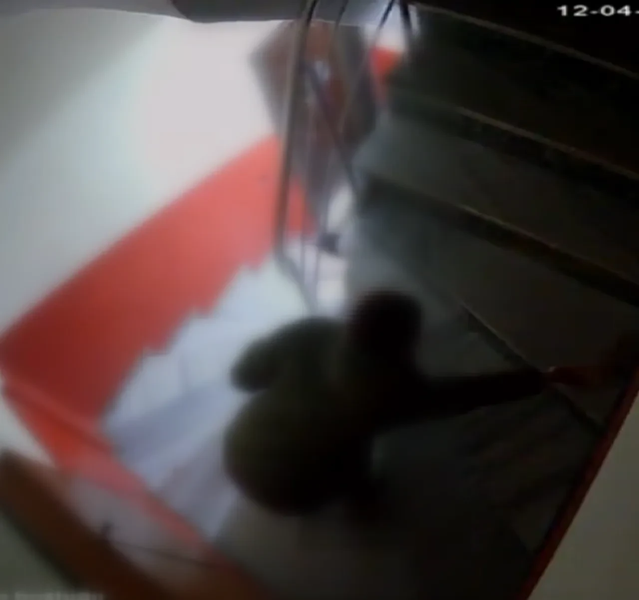 Sultangazi’de apartman kabusu! 2 buçuk yaşındaki çocuğun ayakkabısına cam doldurdu