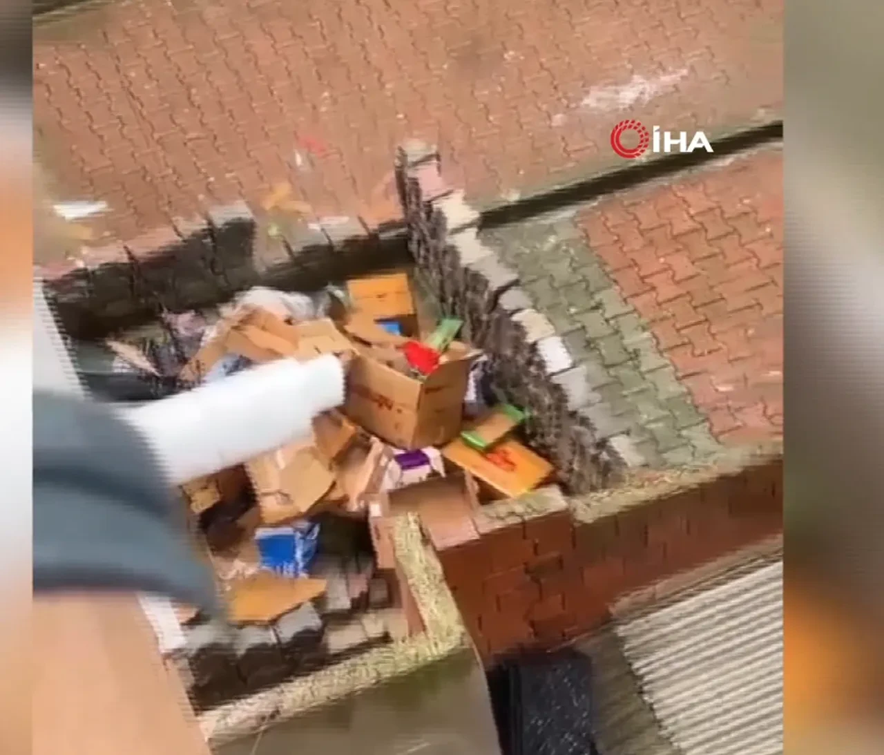Sultangazi’de apartman kabusu! 2 buçuk yaşındaki çocuğun ayakkabısına cam doldurdu