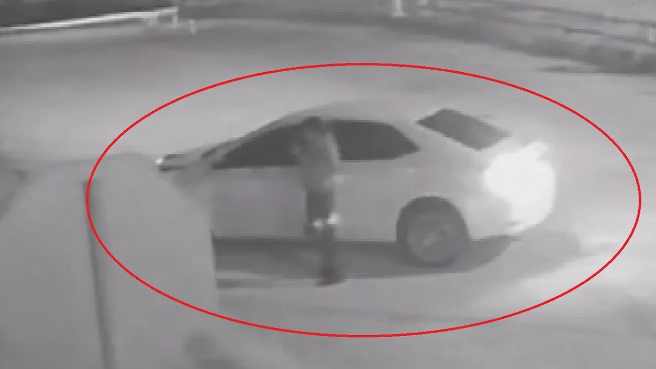 Sürücü kontrolü kaybetti, otomobil bahçe duvarına girdi