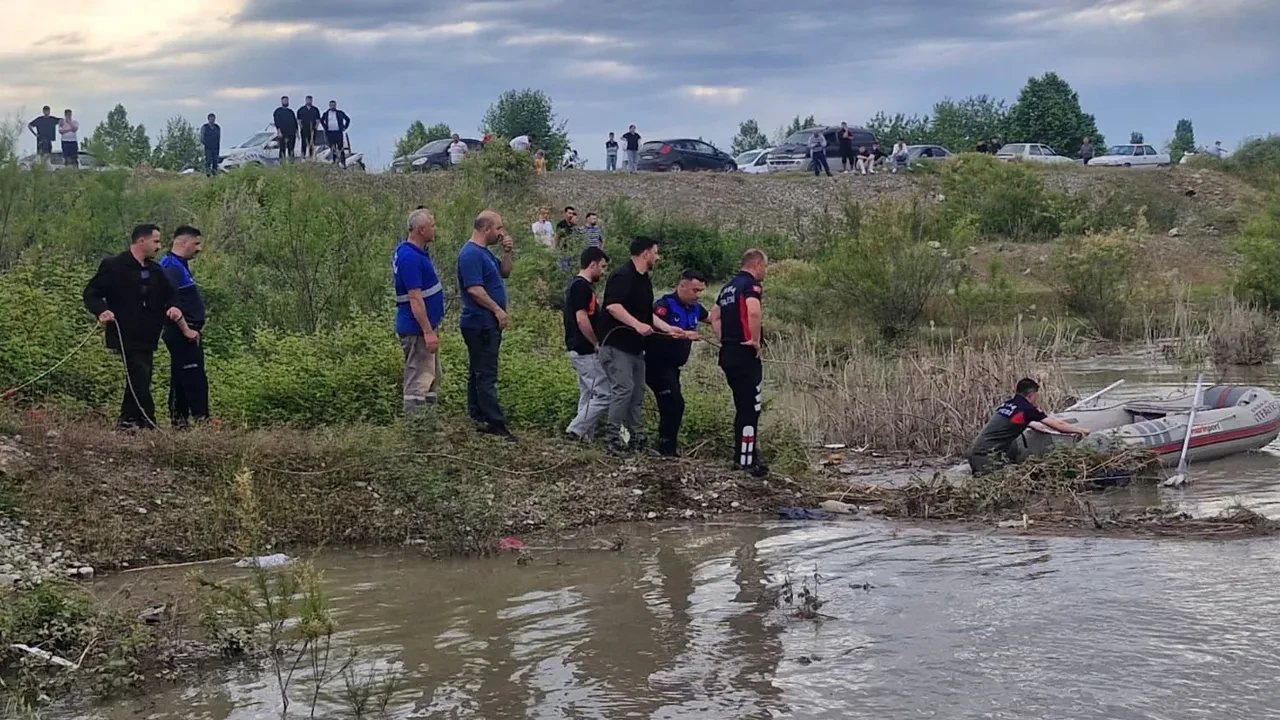 Tokat'ta 4 bisikletli Kelkit Çayı'na düştü! Kaybolan 2 genç aranıyor 