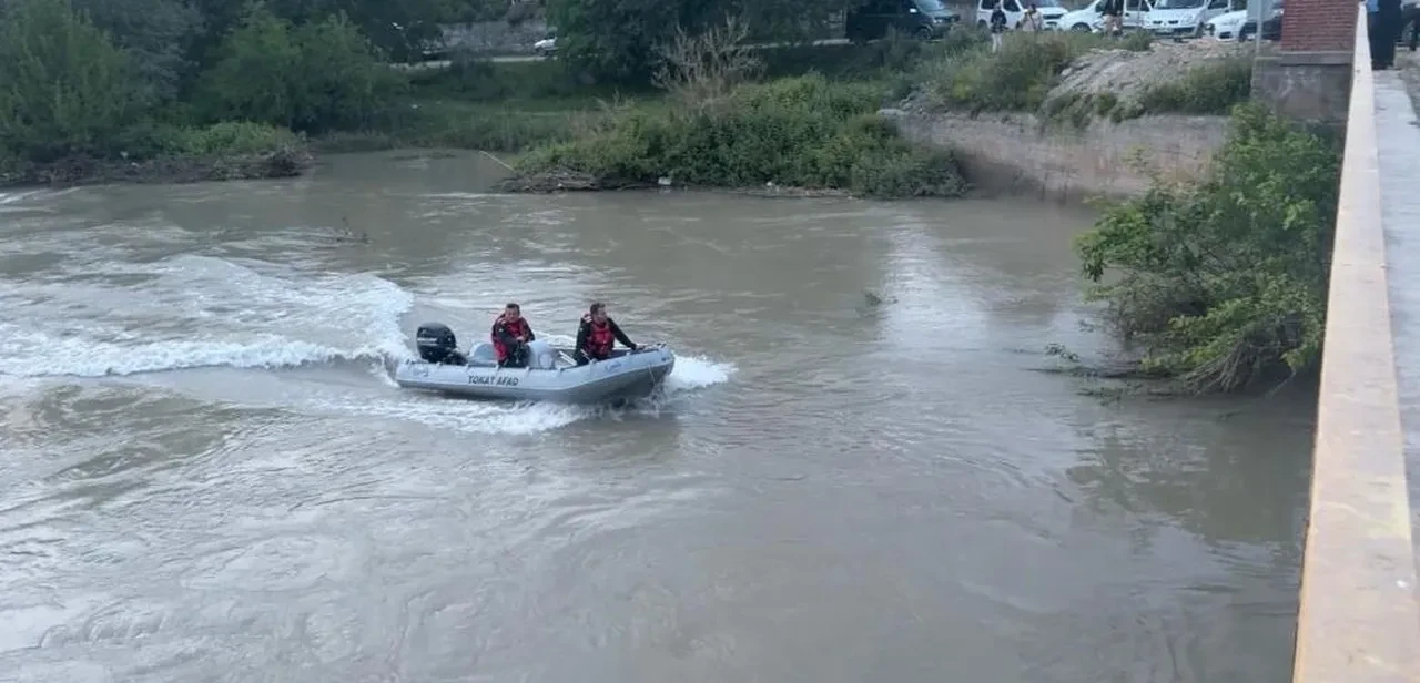 Tokat'ta 4 bisikletli Kelkit Çayı'na düştü! Kaybolan 2 genç aranıyor