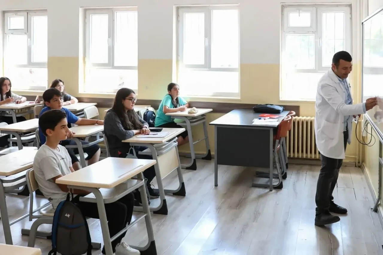 Yaz tatili ne zaman başlıyor karneler hangi gün dağıtılacak?