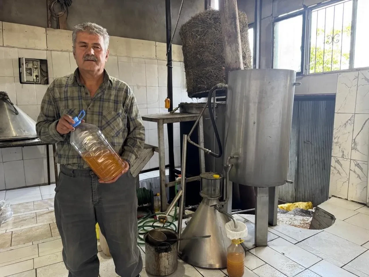 Dört saatte pişirip 81 ile gönderiyor! Kilosu 18 bin TL
