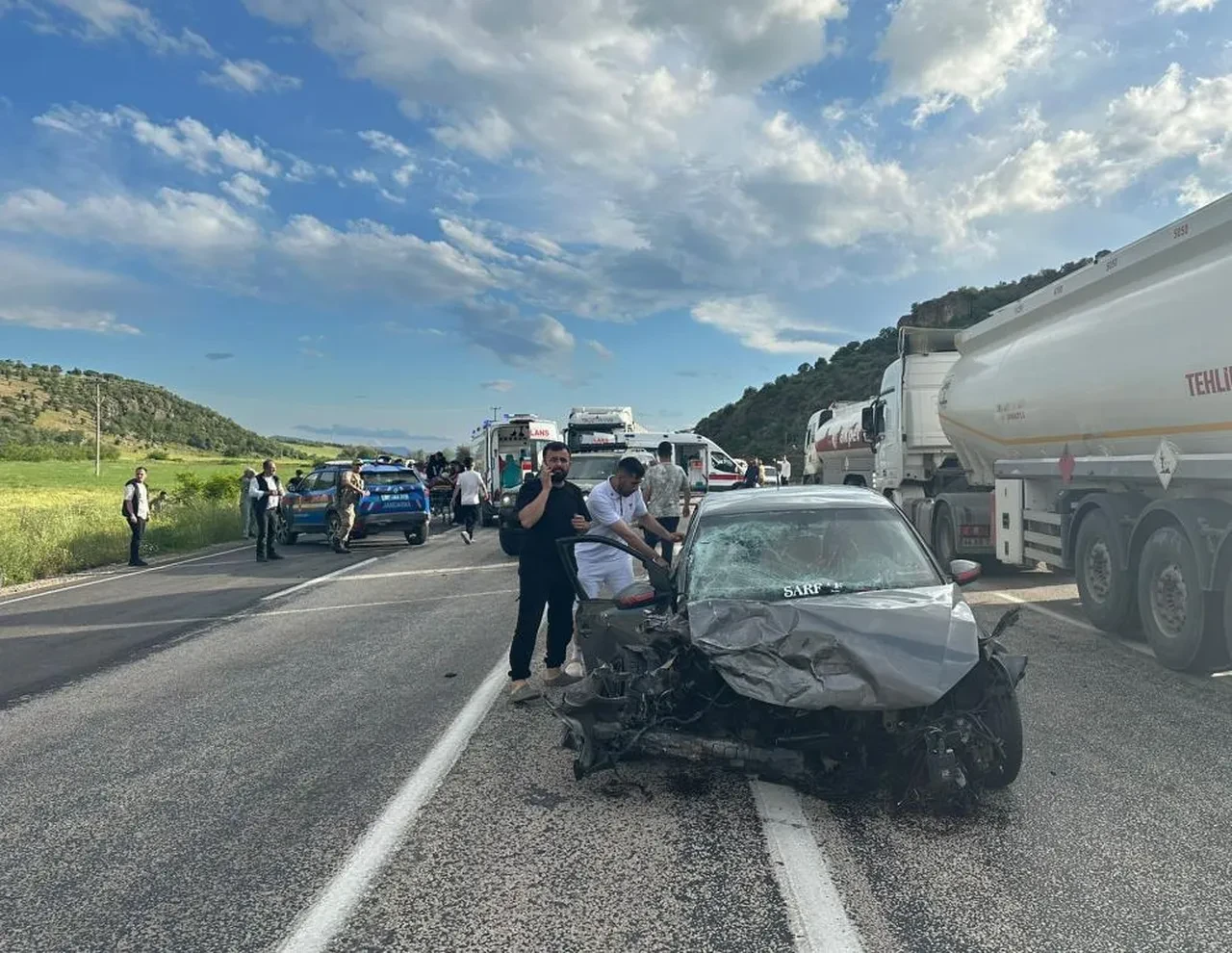 Adıyaman'da 2 otomobil kafa kafaya çarpıştı: Aynı aileden 3 kişi hayatını kaybetti