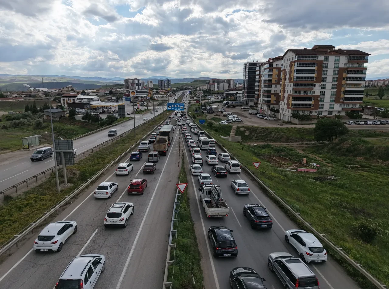 Bayram bitmeden yollara düştüler yine de trafiğe yakalandılar: Kilit kavşak yine yoğun