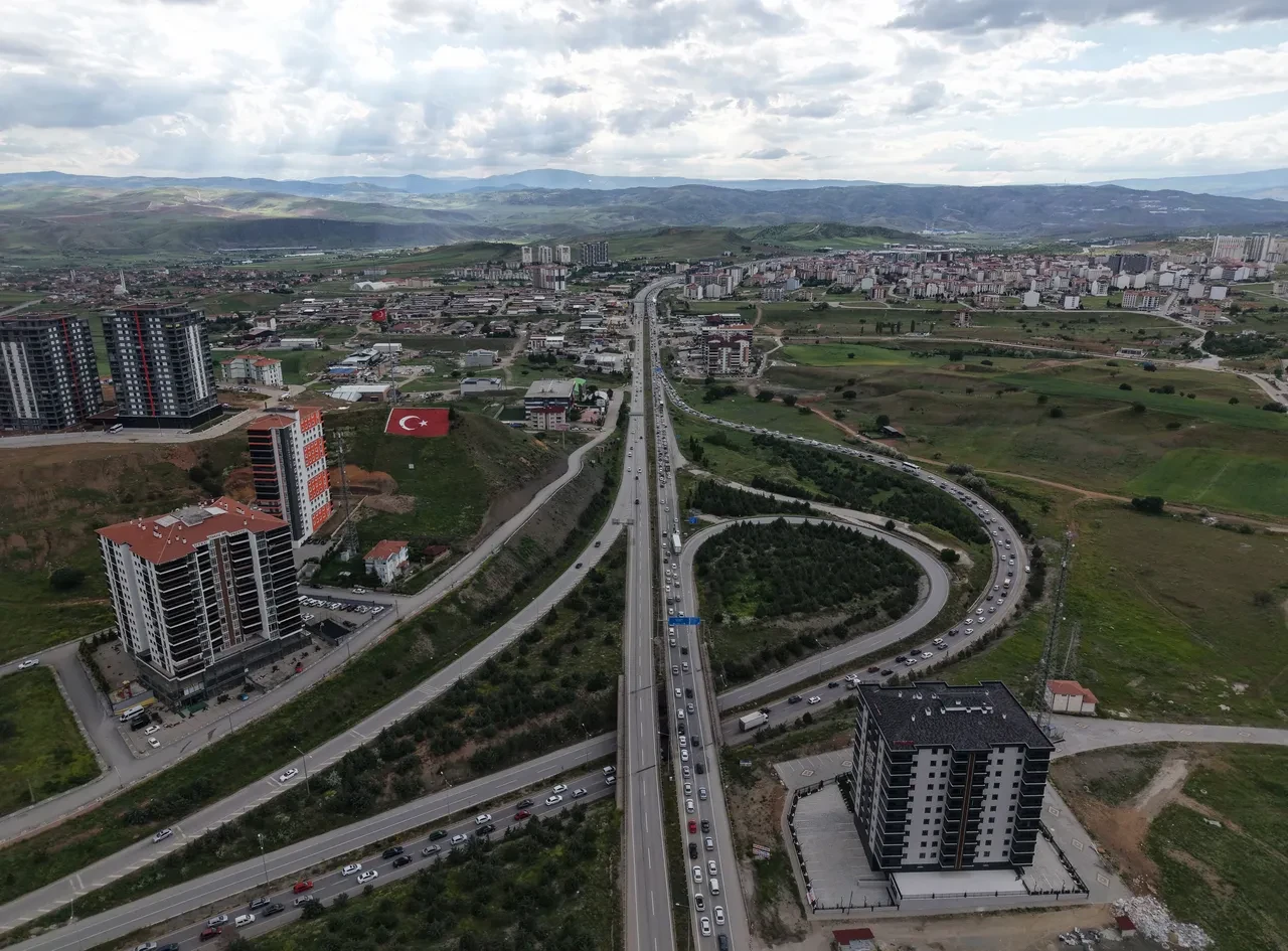 Bayram bitmeden yollara düştüler yine de trafiğe yakalandılar: Kilit kavşak yine yoğun