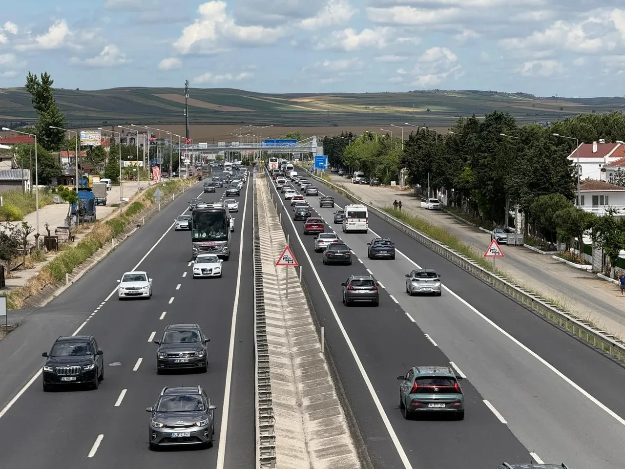 Bayram bitmeden yollara düştüler yine de trafiğe yakalandılar: Kilit kavşak yine yoğun