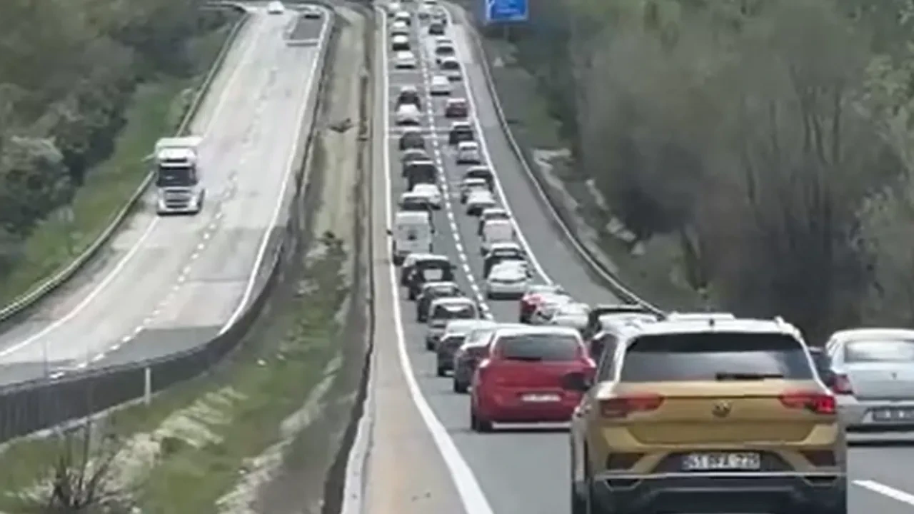 Bayram tatilcilerinin d&ouml;n&uuml;ş &ccedil;ilesi! Uzun ara&ccedil; kuyrukları oluştu