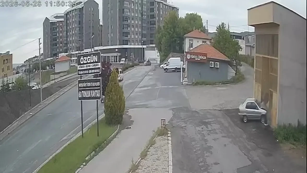 Direksiyon başında bayıldı, dükkâna daldı! O anlar kamerada