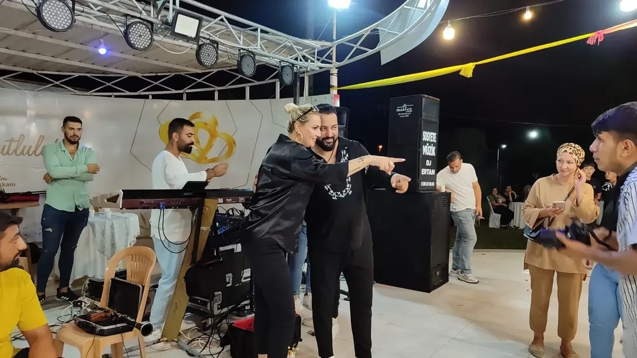 Gelinim Mutfakta'da Romantik Erhan ve Bayan Romantik rüzgarı! Gelinler Roman havasıyla coştu