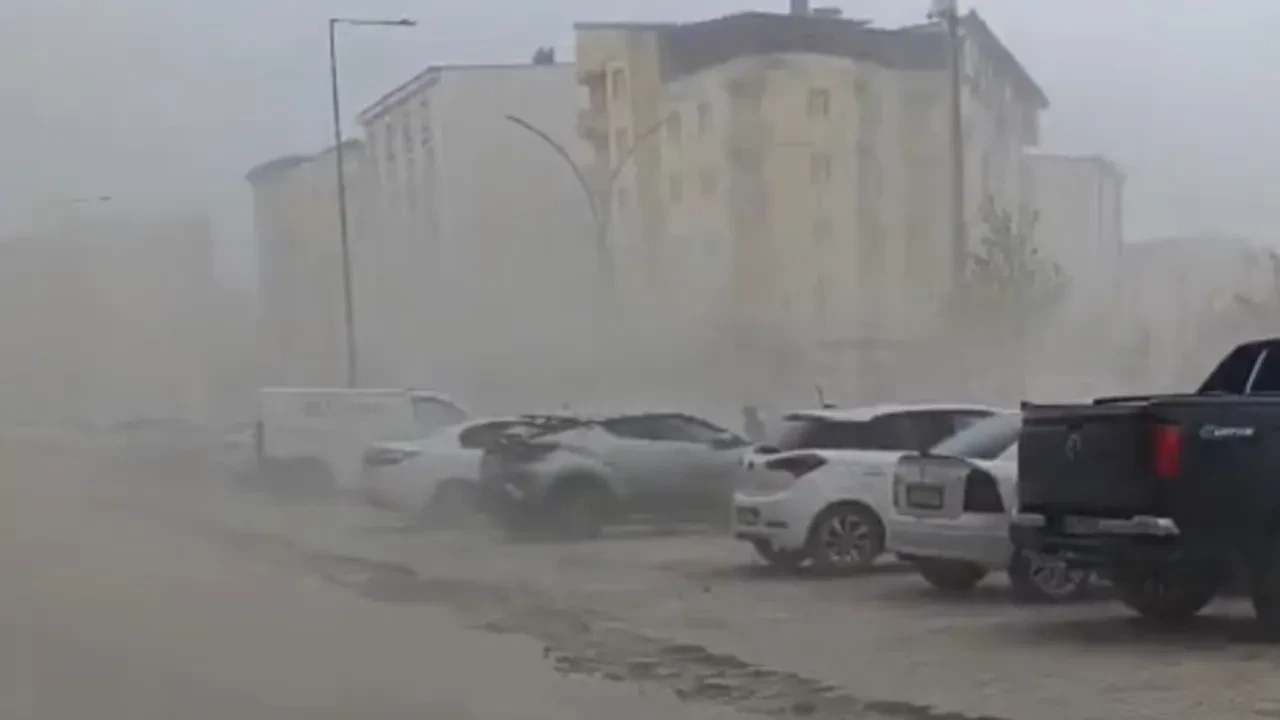 Hakkari’de şiddetli rüzgar hayatı felç etti! Trafik durdu, insanlar kendini kapalı alana attı
