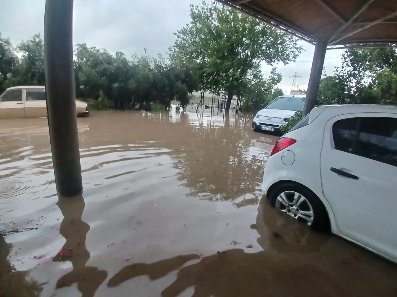 Hatay ve Osmaniye’de sağanak sele dönüştü! Hayat durma noktasına geldi: Ev ve iş yerleri sular altında kaldı