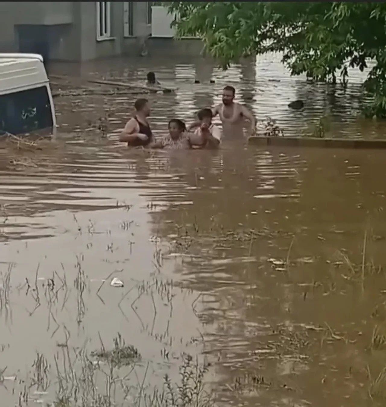 Hatay ve Osmaniye’de sağanak sele dönüştü! Hayat durma noktasına geldi: Ev ve iş yerleri sular altında kaldı