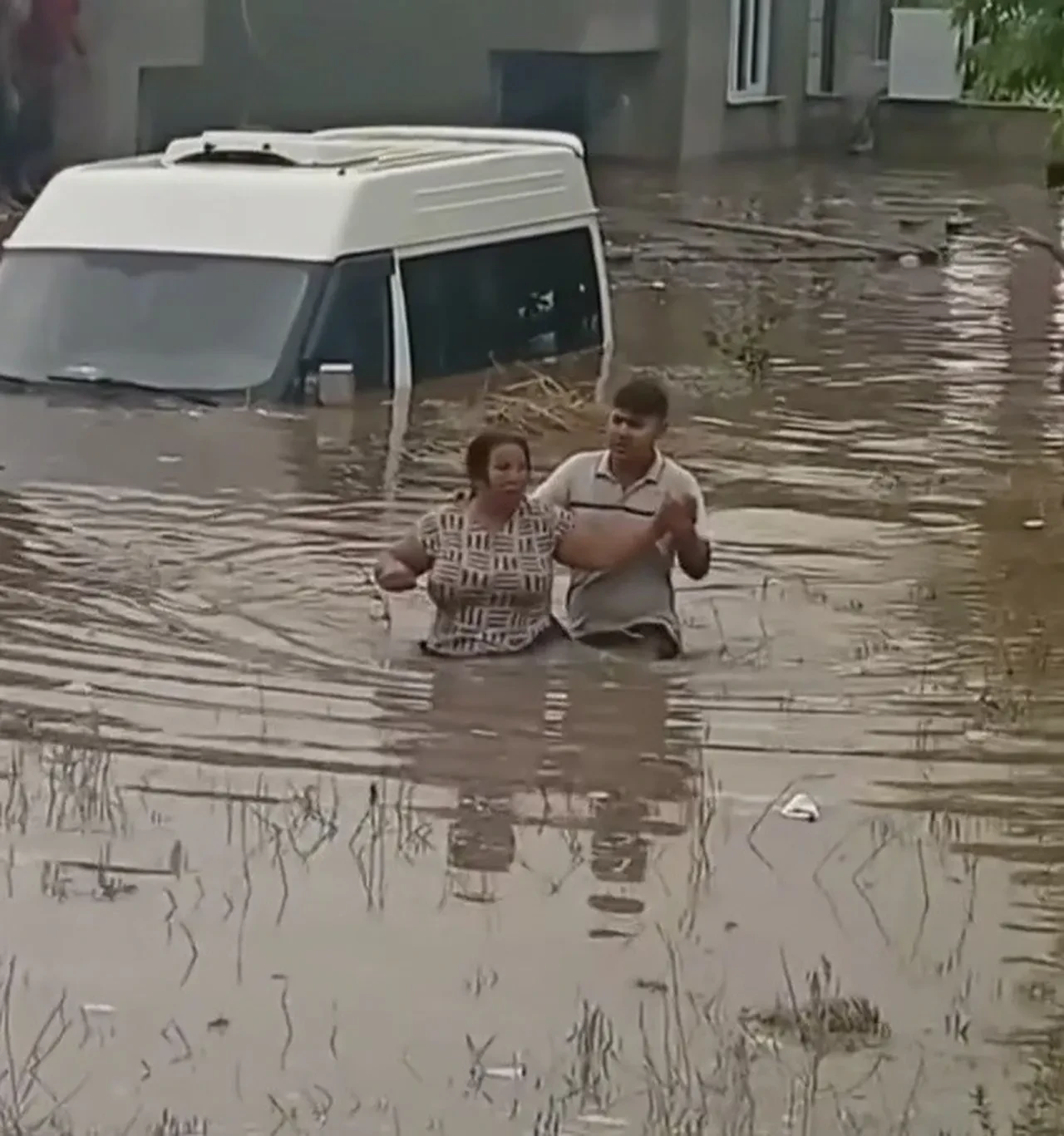 Hatay ve Osmaniye’de sağanak sele dönüştü! Hayat durma noktasına geldi: Ev ve iş yerleri sular altında kaldı