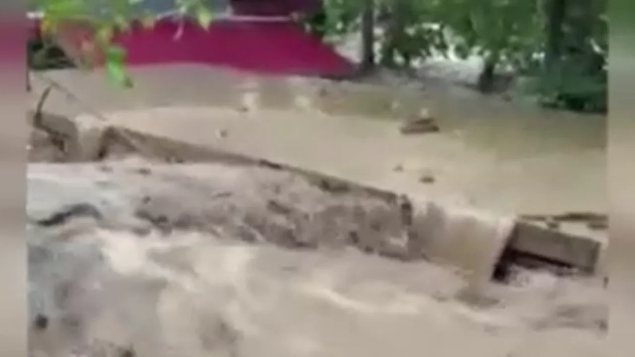 Hatay'da üzen anlar! Dere taştı, evler su altında kaldı