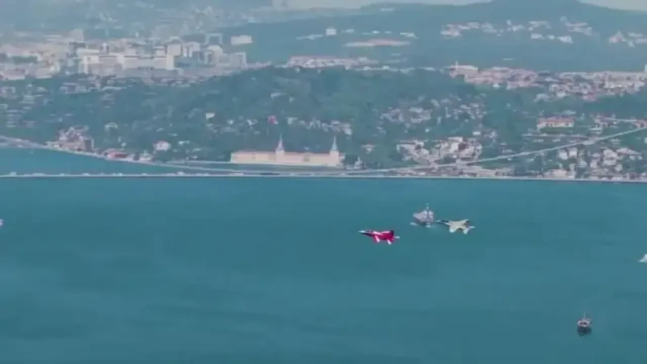 HÜRJET'ten İstanbul Boğazı'nda fetih uçuşu