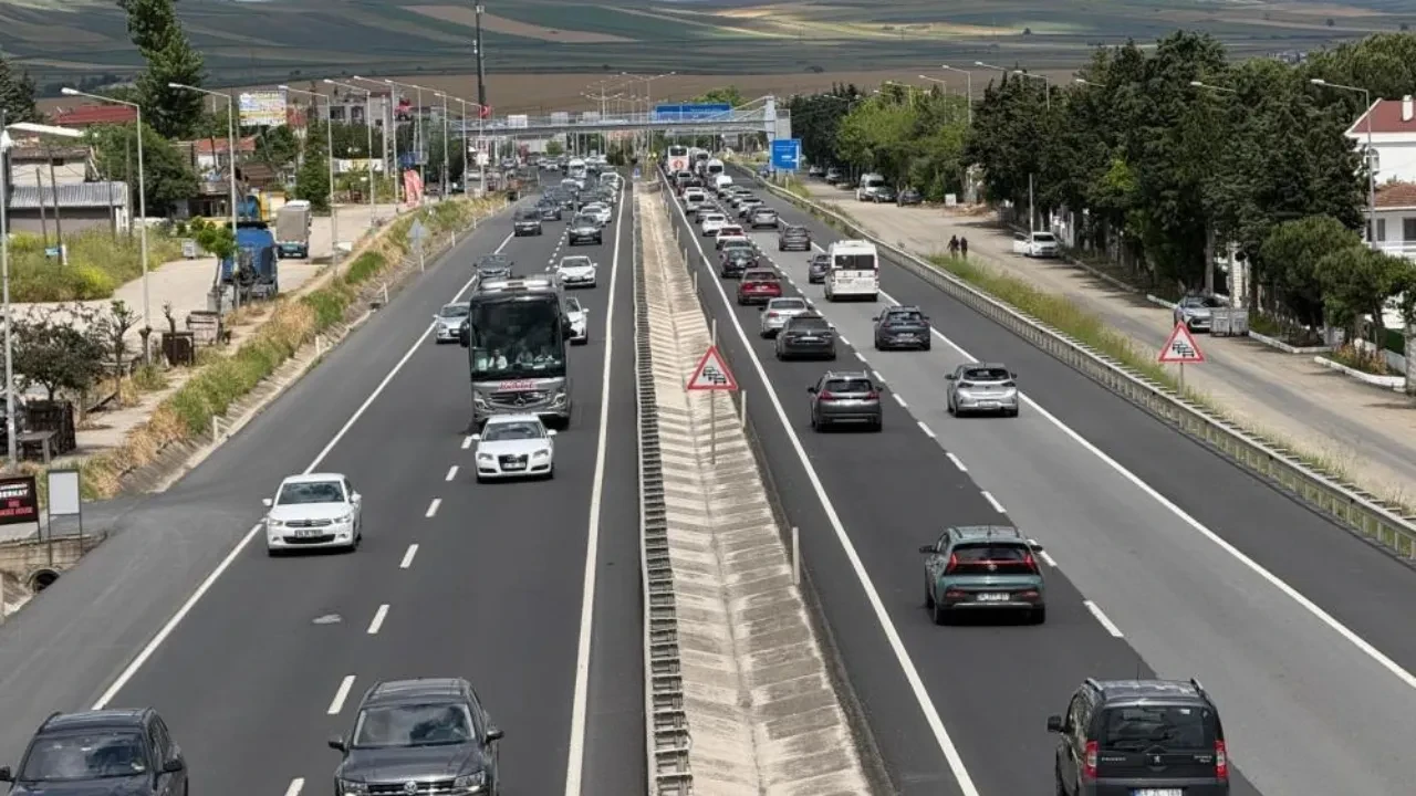 İstanbul'a dönüşler başladı! Tekirdağ'daki yoğunluk kamerada