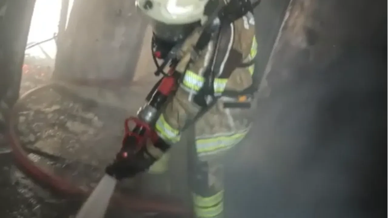 İtfaiye erlerinin yangına müdahalesi ve bebekleri kurtarması kask kamerasında