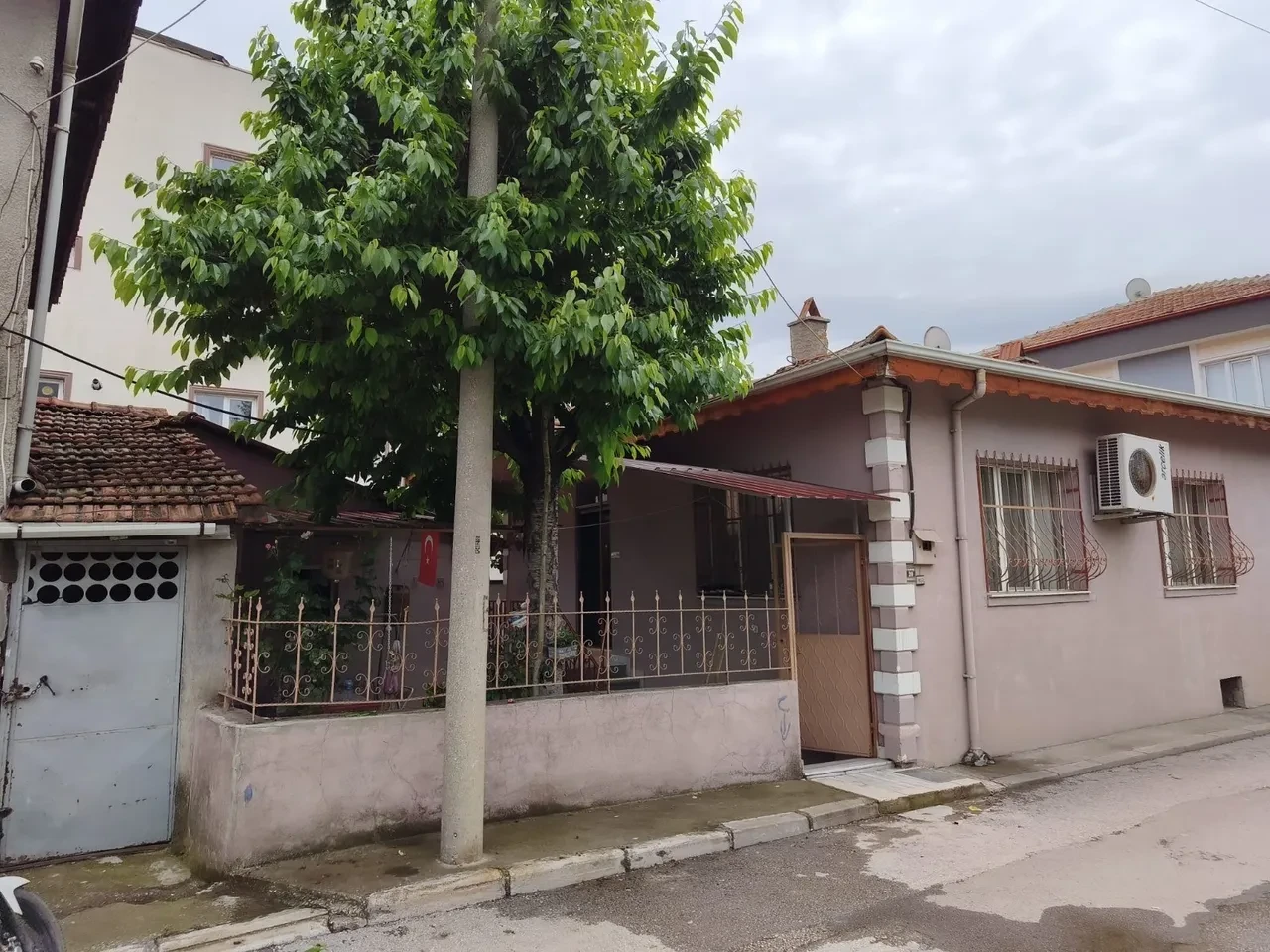 Kiraz toplarken feci şekilde can verdi! Demir korkuluklar yaşlı adamın vücuduna saplandı