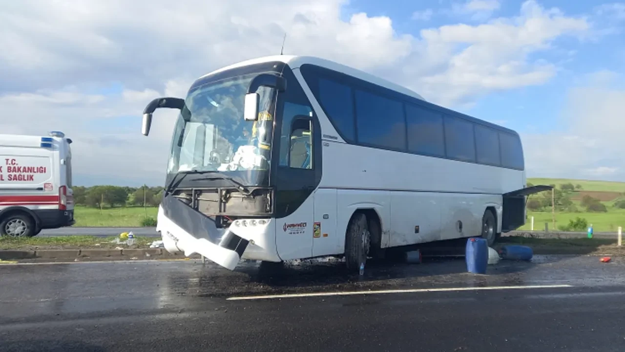 Kontrolden çıkan tur otobüsü karşı şeride geçti! Ölü ve yaralılar var 