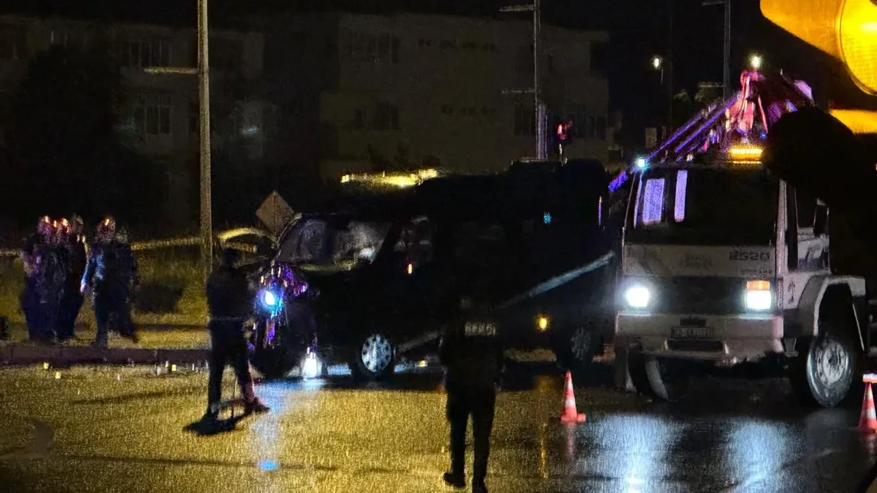 Kontrolden çıkan tur otobüsü karşı şeride geçti! Ölü ve yaralılar var
