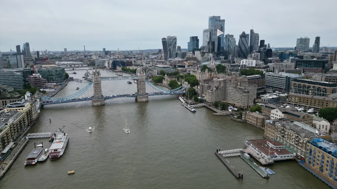 Londra'nın sembolik merkezi Thames Nehri çamura döndü