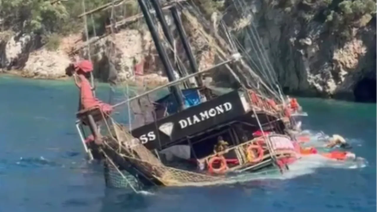 Marmaris'te saniyelerle yarıştılar: Gezi teknesinden kaçış anı görüntülendi