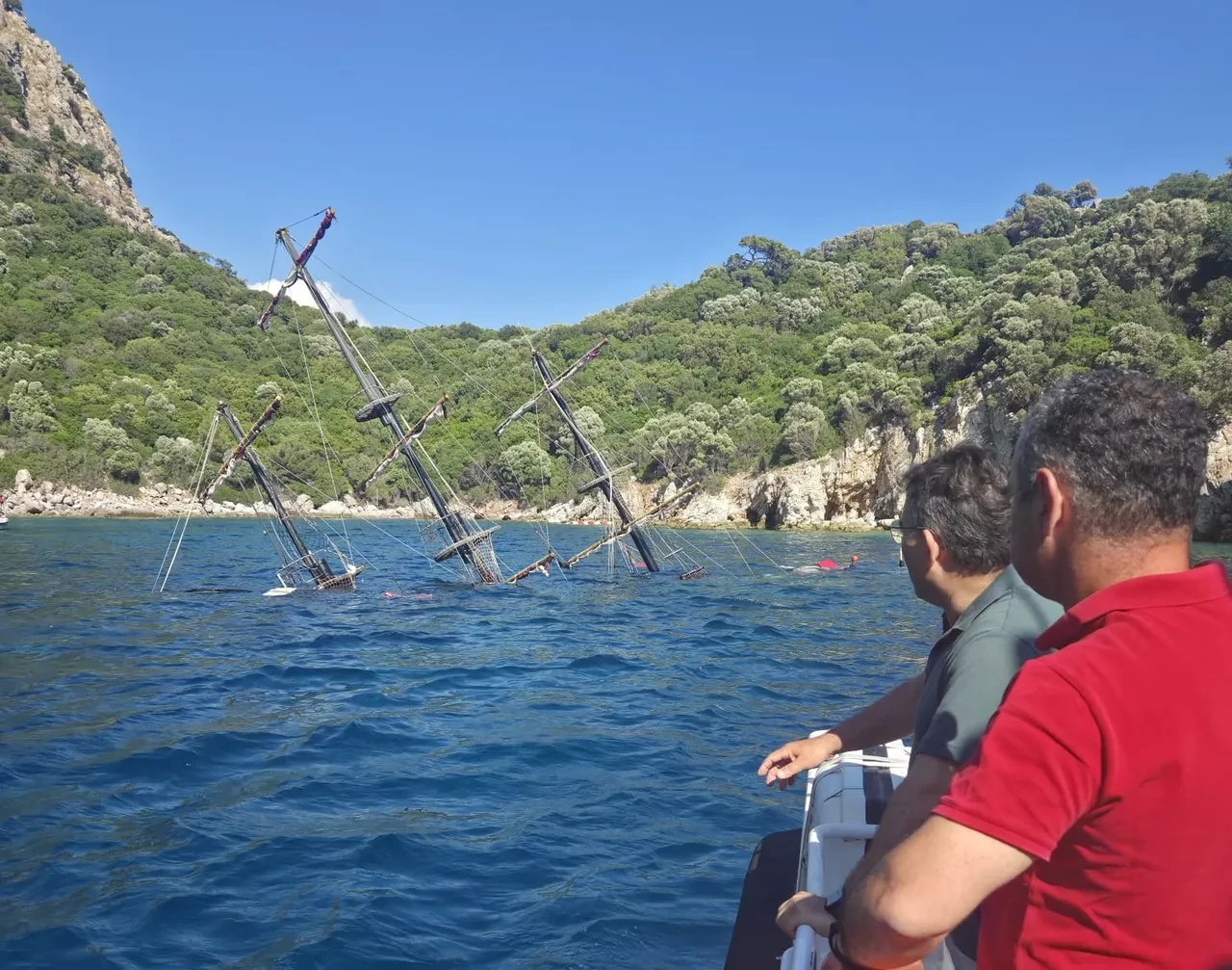 Marmaris'te tur teknesi battı: 110 yolcu tahliye edildi