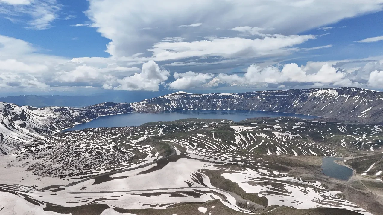 Nemrut Krater Gölü'nde görsel şölen! Yaz ve kış manzaraları bir arada