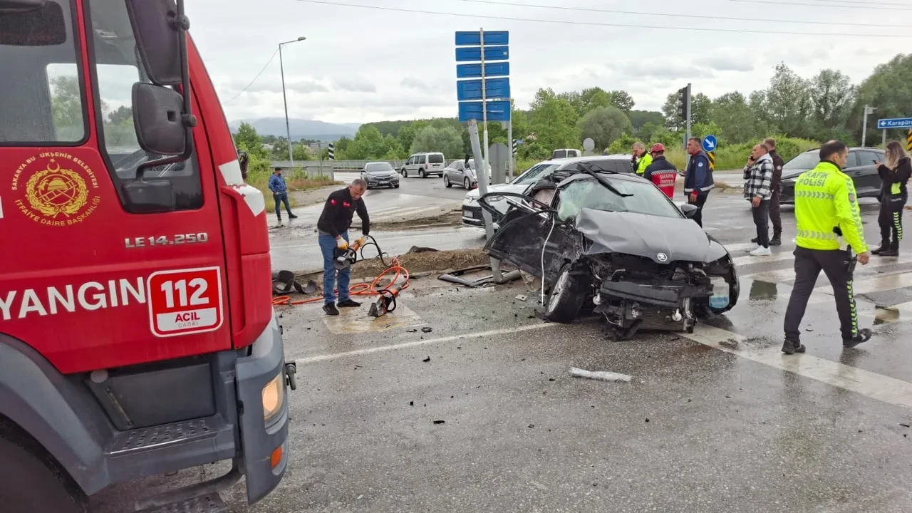 Sakarya'da otomobil, minibüs ve tır çarpıştı! 4'ü ağır 6 yaralı