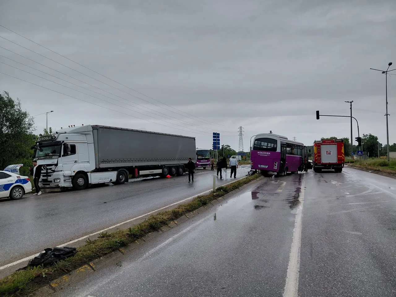 Sakarya'da otomobil, minibüs ve tır çarpıştı! 4'ü ağır 6 yaralı