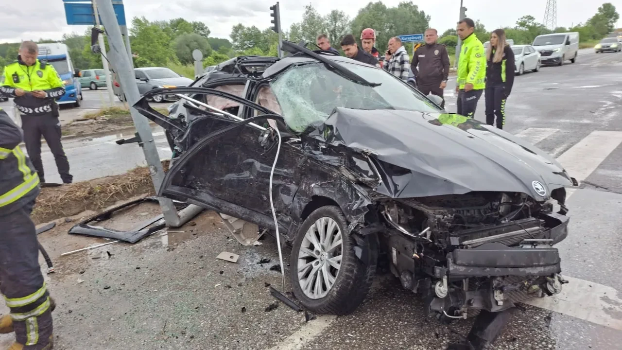 Sakarya'da otomobil, minibüs ve tır çarpıştı! 4'ü ağır 6 yaralı
