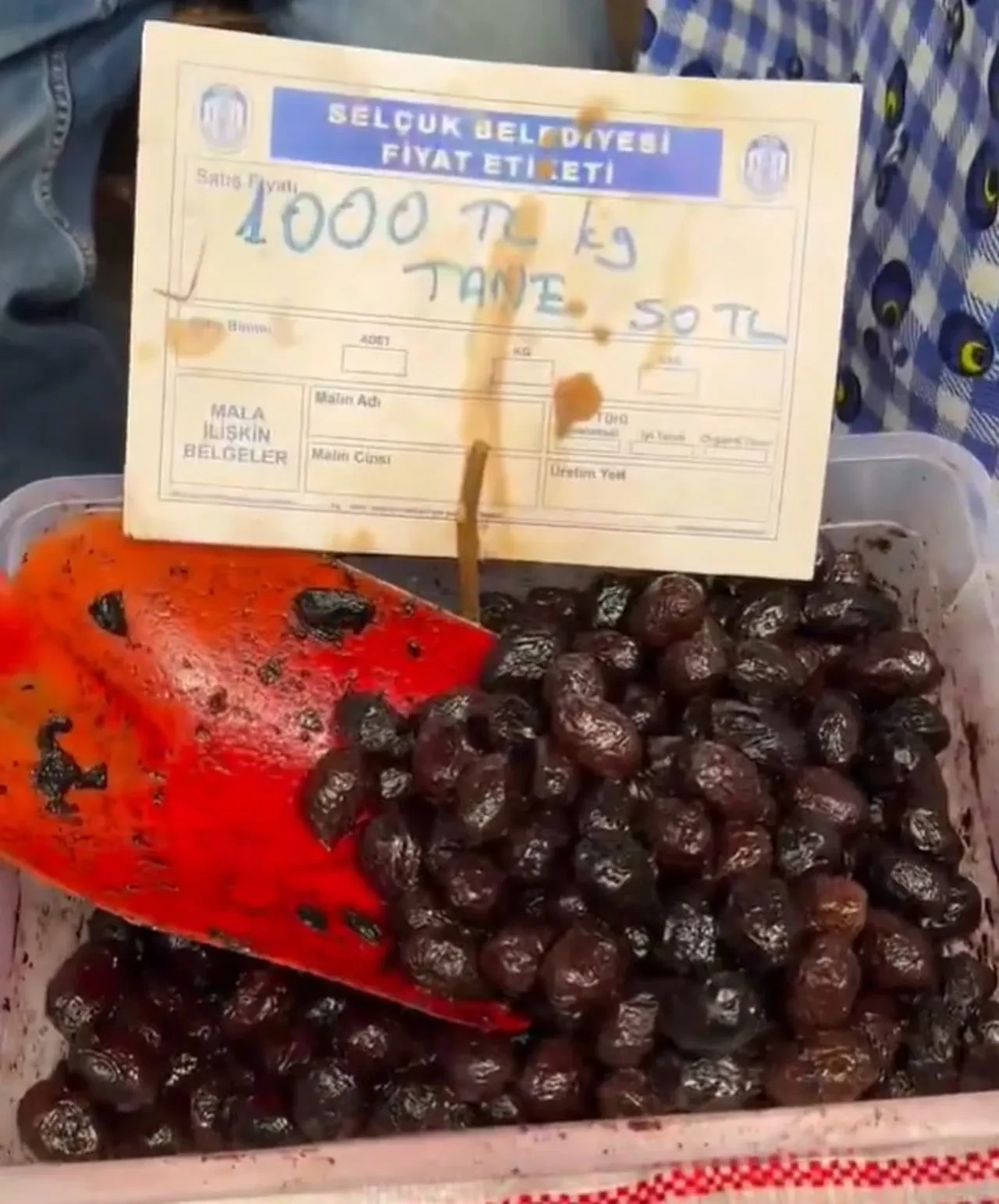 Şirince'de fahiş fiyata tek tek zeytin satışı! Görenleri şaşkınlığa uğrattı