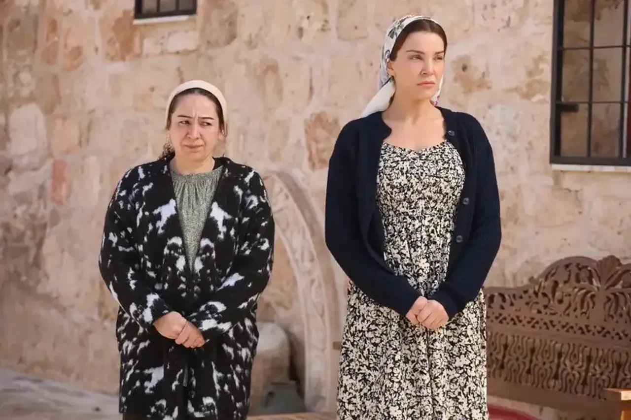 Uzak Şehir setinde sürpriz aşk patlak verdi! Alper Çankaya ve Yaren Güldiken tatilde yakalandı