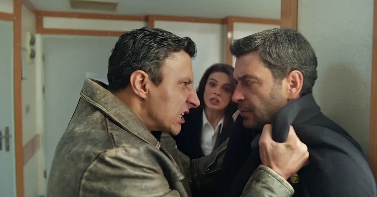 Uzak Şehir setinde sürpriz aşk patlak verdi! Alper Çankaya ve Yaren Güldiken tatilde yakalandı
