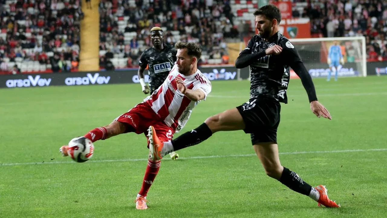 Antalya derbisinde gol sesi çıkmadı! Antalyaspor ile Alanyaspor berabere kaldı