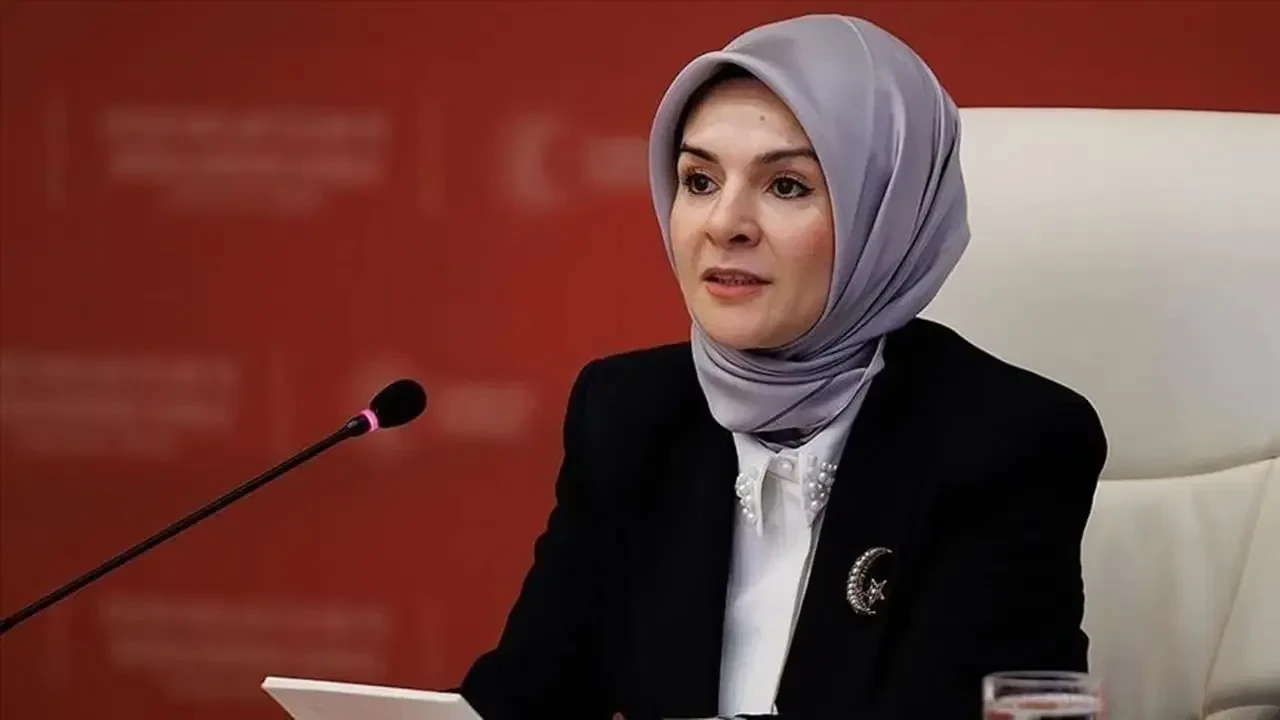Bakan Göktaş gelen eleştirilere bu fotoğrafla cevap verdi: 'Gurbet bir tercih değil, bir gerçekliktir'