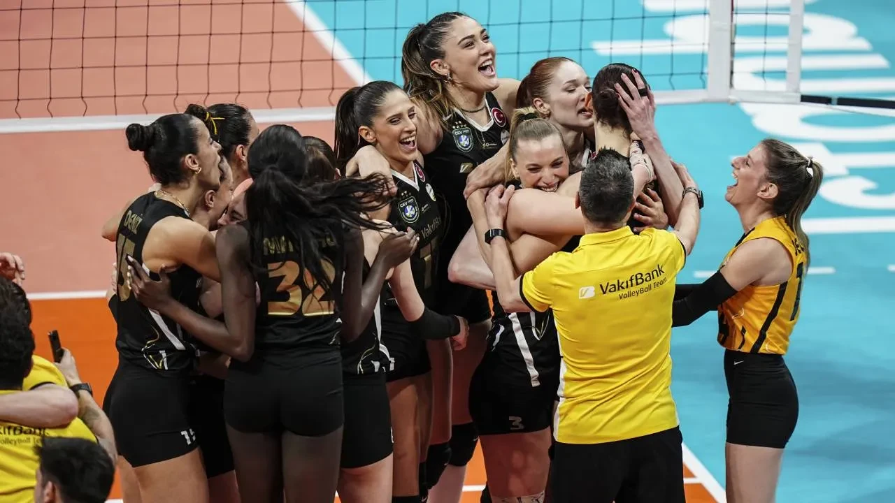 CEV Şampiyonlar Ligi'nde şampiyon VakıfBank! Sarı-siyahlılar, Türk finalinde Eczacıbaşı'nı yendi