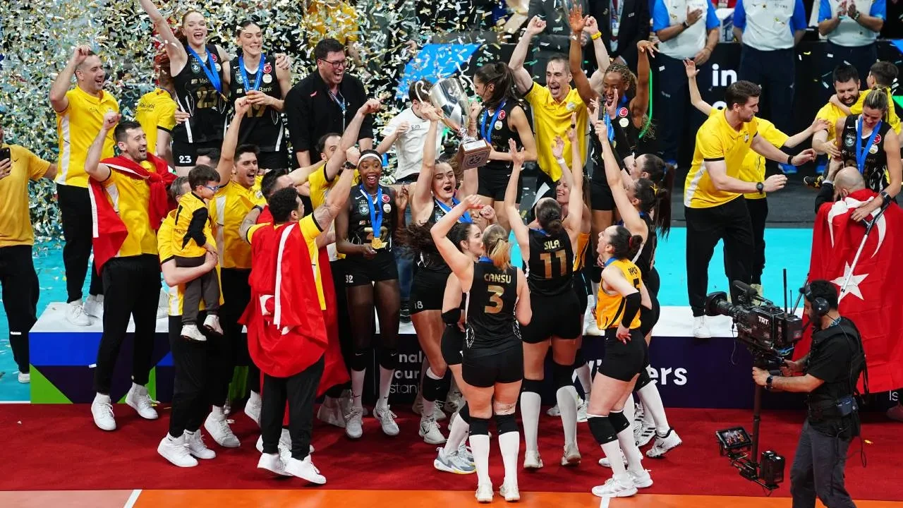 CEV Şampiyonlar Ligi'nde şampiyon VakıfBank! Sarı-siyahlılar, Türk finalinde Eczacıbaşı'nı yendi
