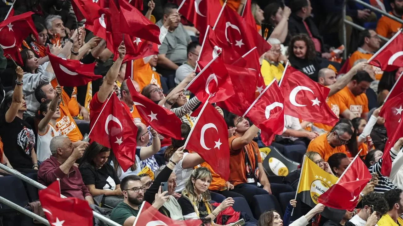 CEV Şampiyonlar Ligi'nde şampiyon VakıfBank! Sarı-siyahlılar, Türk finalinde Eczacıbaşı'nı yendi