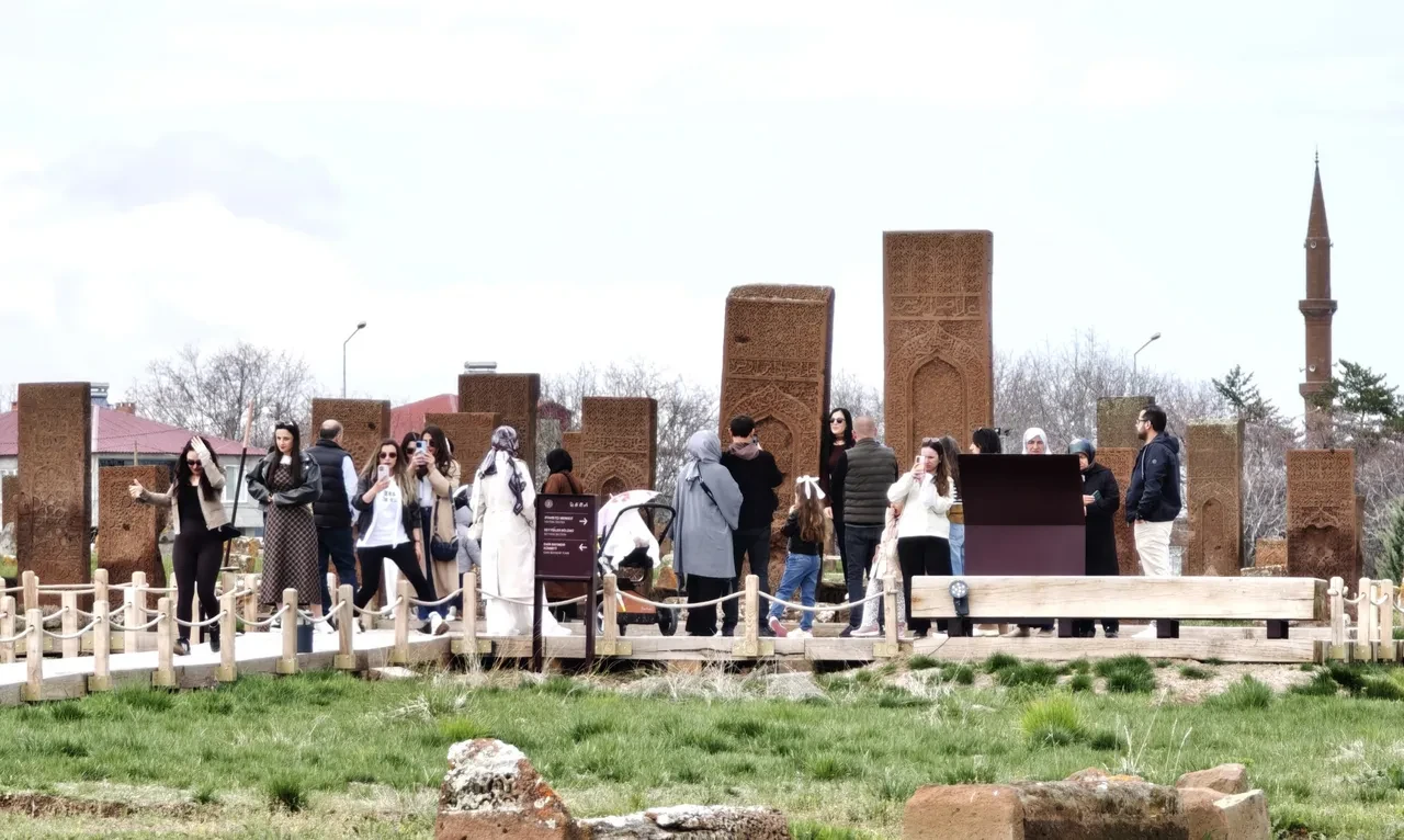 Dünyanın en büyük Türk İslam Mezarlığı’na ziyaretçi akını! Anadolu'nun Orhun Abideleri olarak biliniyor