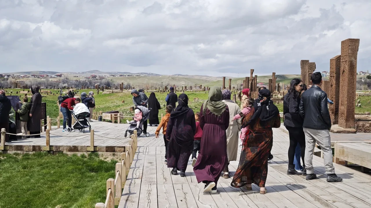 Dünyanın en büyük Türk İslam Mezarlığı’na ziyaretçi akını! Anadolu'nun Orhun Abideleri olarak biliniyor