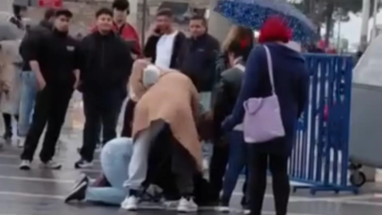 Engelli vatandaşı tekme tokat dövdüler: Kadınların saçtığı dehşet kamerada