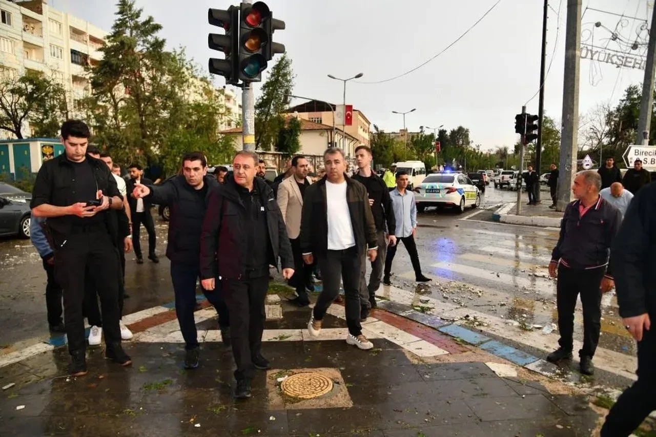 Gaziantep, Şanlıurfa ve Kilis'i şiddetli yağış vurdu! Çatılar uçtu, ağaçlar söküldü, yollar göle döndü: Can kaybı ve yaralılar var