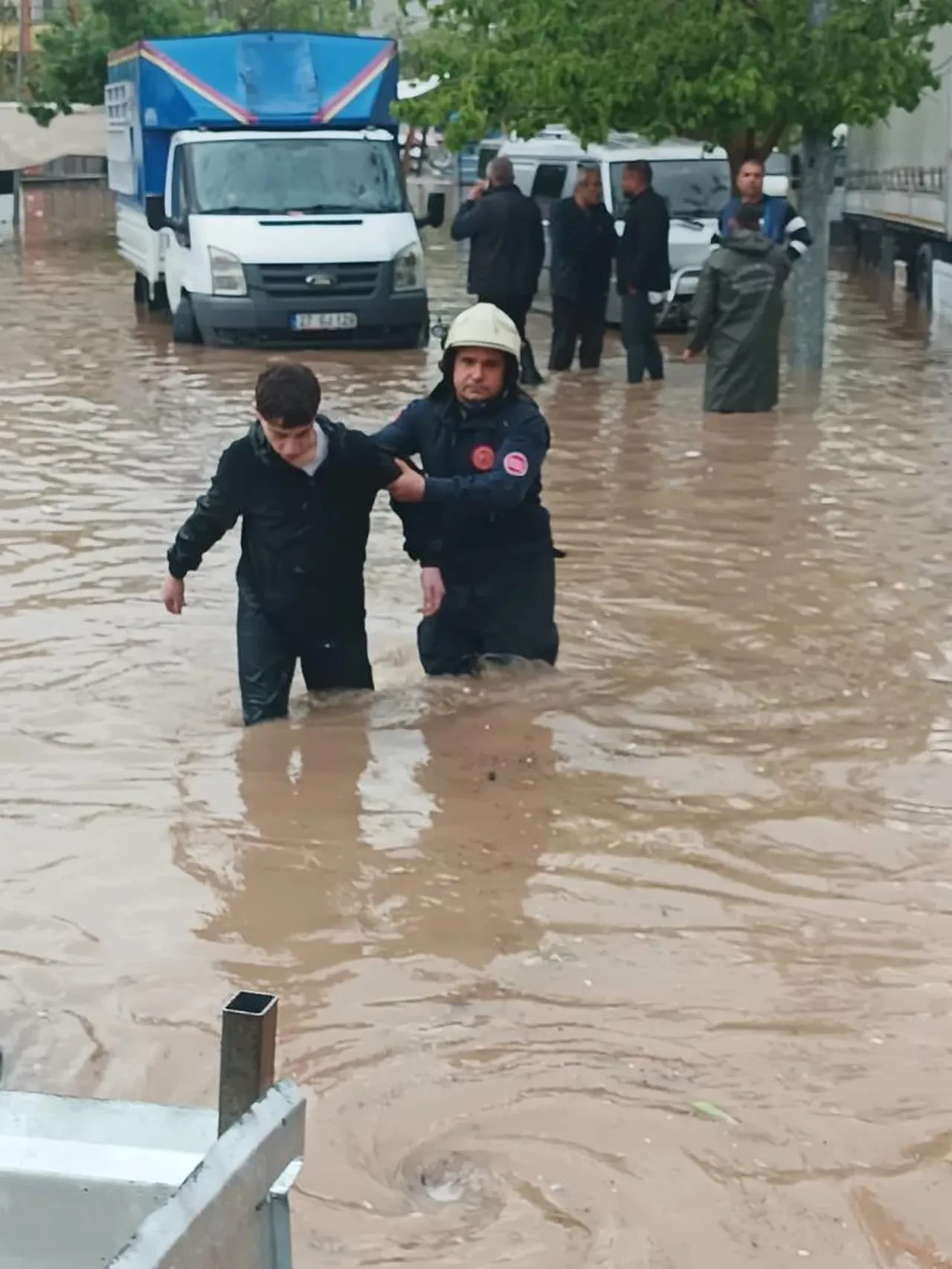 Gaziantep, Şanlıurfa ve Kilis'i şiddetli yağış vurdu! Çatılar uçtu, ağaçlar söküldü, yollar göle döndü: Can kaybı ve yaralılar var